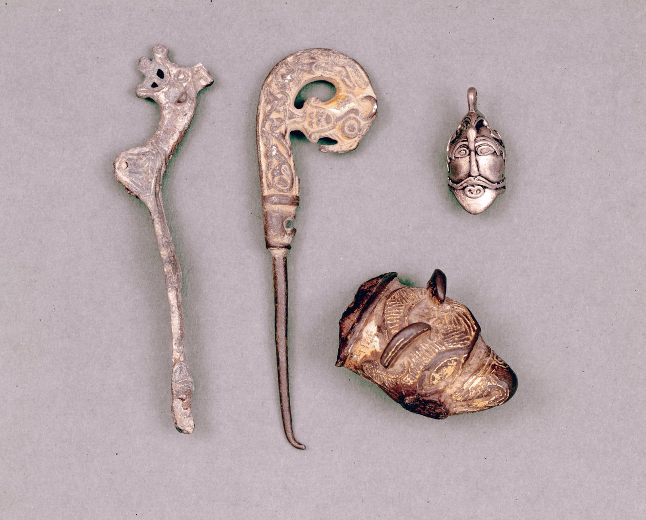 Různé kusy aparátů a vikingských šperků, vpravo nahoře znázornění božstva Odina. Stockholm, Historická Museet od Viking Viking