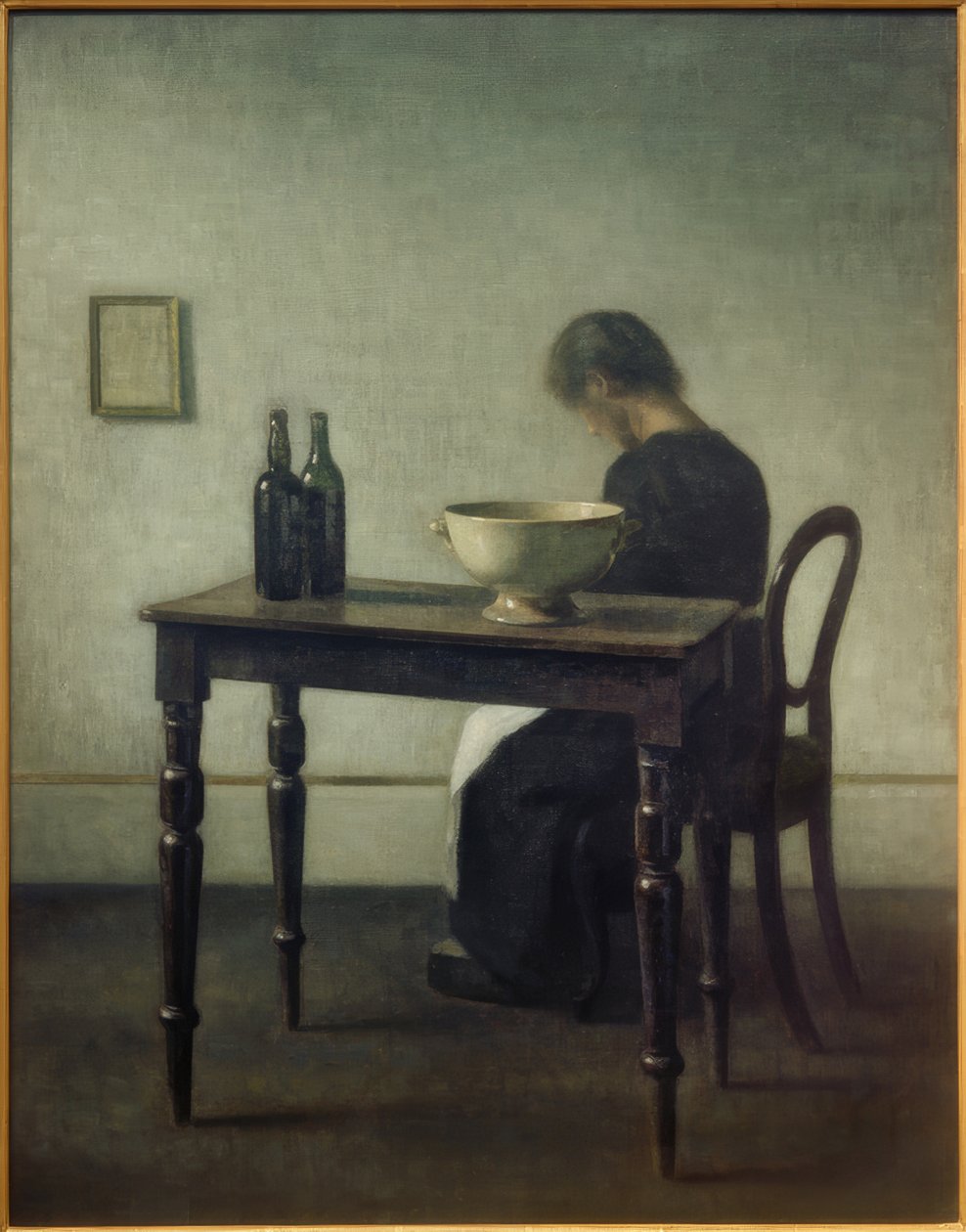 Žena sedí za stolem od Vilhelm Hammershoi