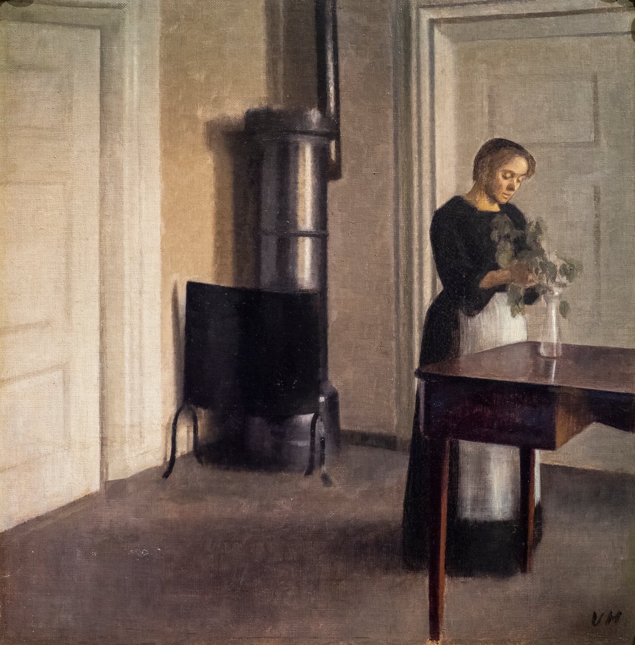 Interiér se ženou aranžující květiny do vázy od Vilhelm Hammershoi