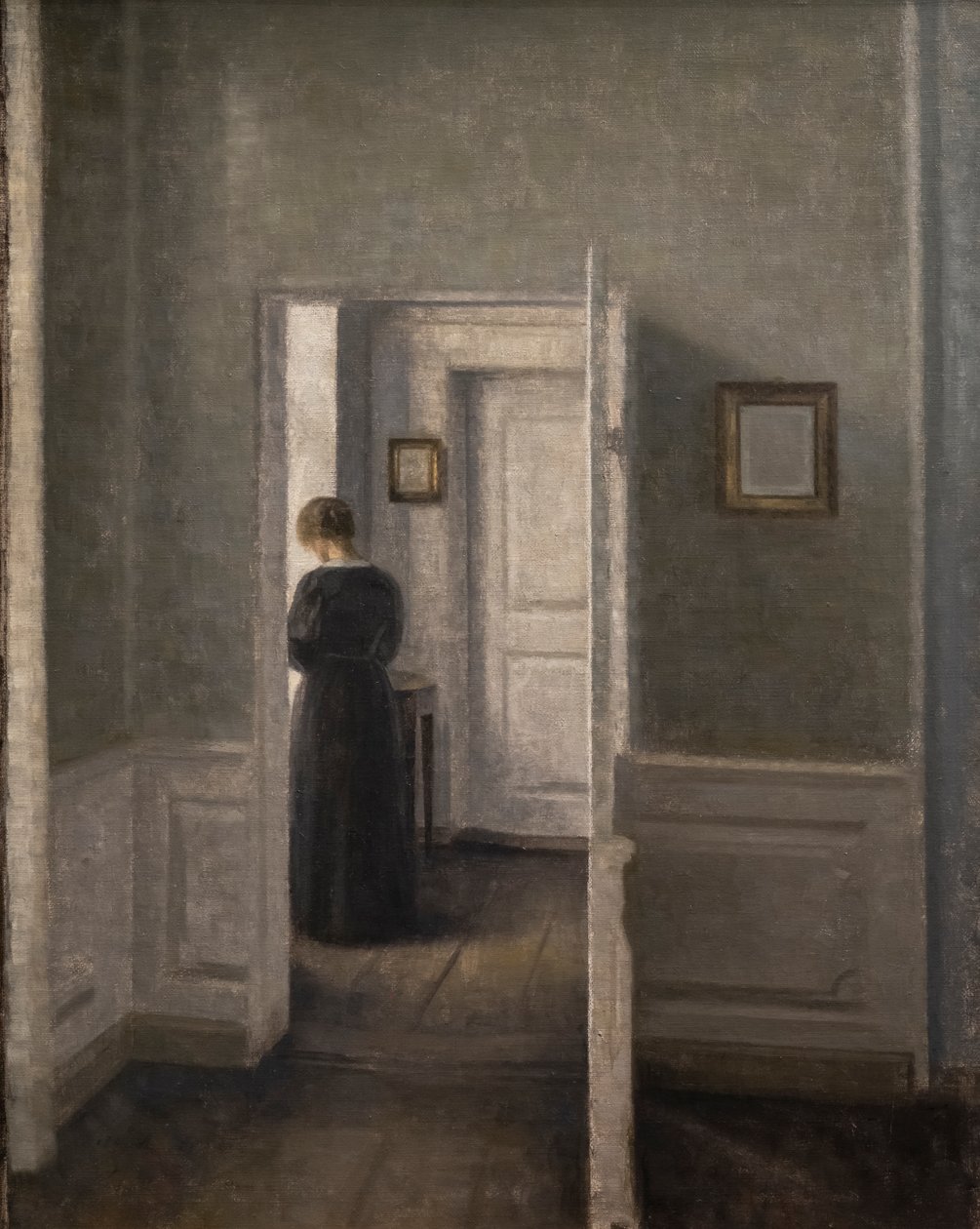 Interiér se stojící ženou (olej na plátně) od Vilhelm Hammershoi