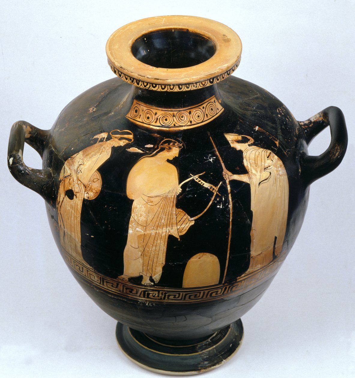 Podkrovní červenofigurová hydria s Artemis, Apollo a Leto, 460-450 př.nl (hlína) od Villa Giulia Painter attr. to Villa Giulia Painter attr. to