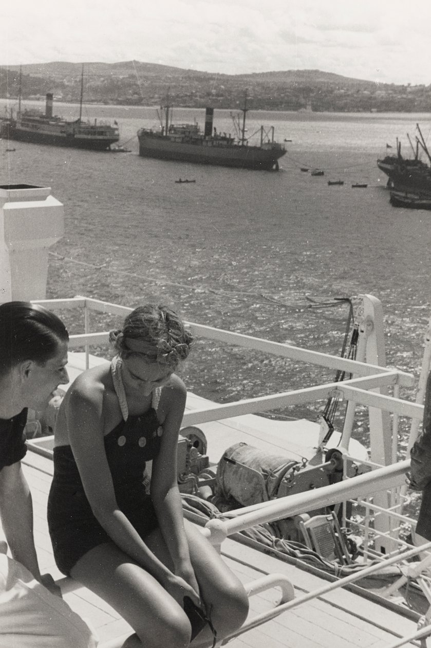 Pár na palubě výletní lodi "Oceania", z alba "At the Edge of Oceania 28th July to 10th August 1935". od Vincenzo Balocchi