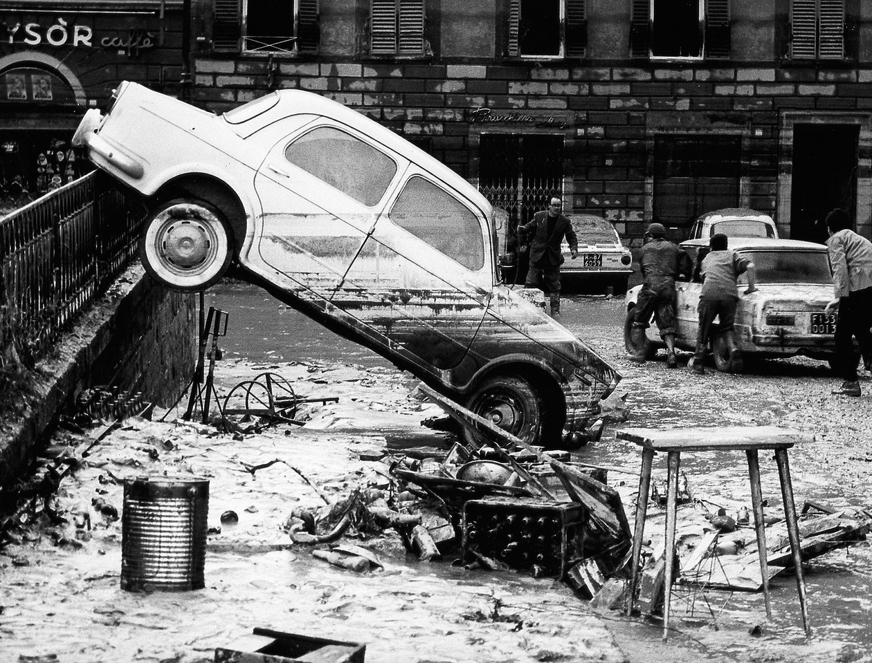Automobil přehozený přes zábradlí na Via dei Renai během povodní ve Florencii, listopad 1966 (čb fotografie) od Vincenzo Balocchi