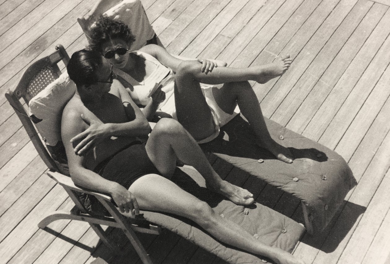 Pár na palubě výletní lodi "Oceania", z alba "At the Edge of Oceania 28th July to 10th August 1935". od Vincenzo Balocchi