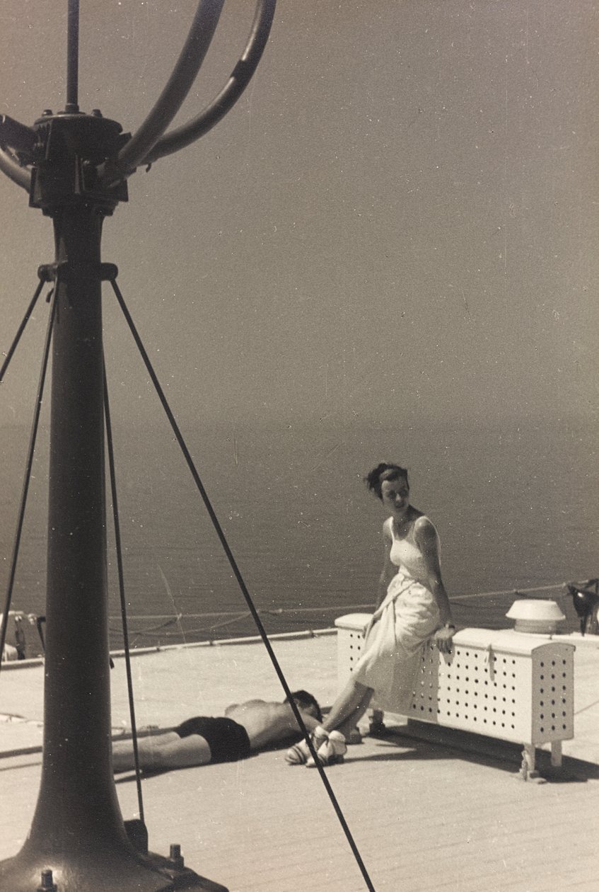 Pár na palubě výletní lodi "Oceania", z alba "At the Edge of Oceania 28th July to 10th August 1935". od Vincenzo Balocchi