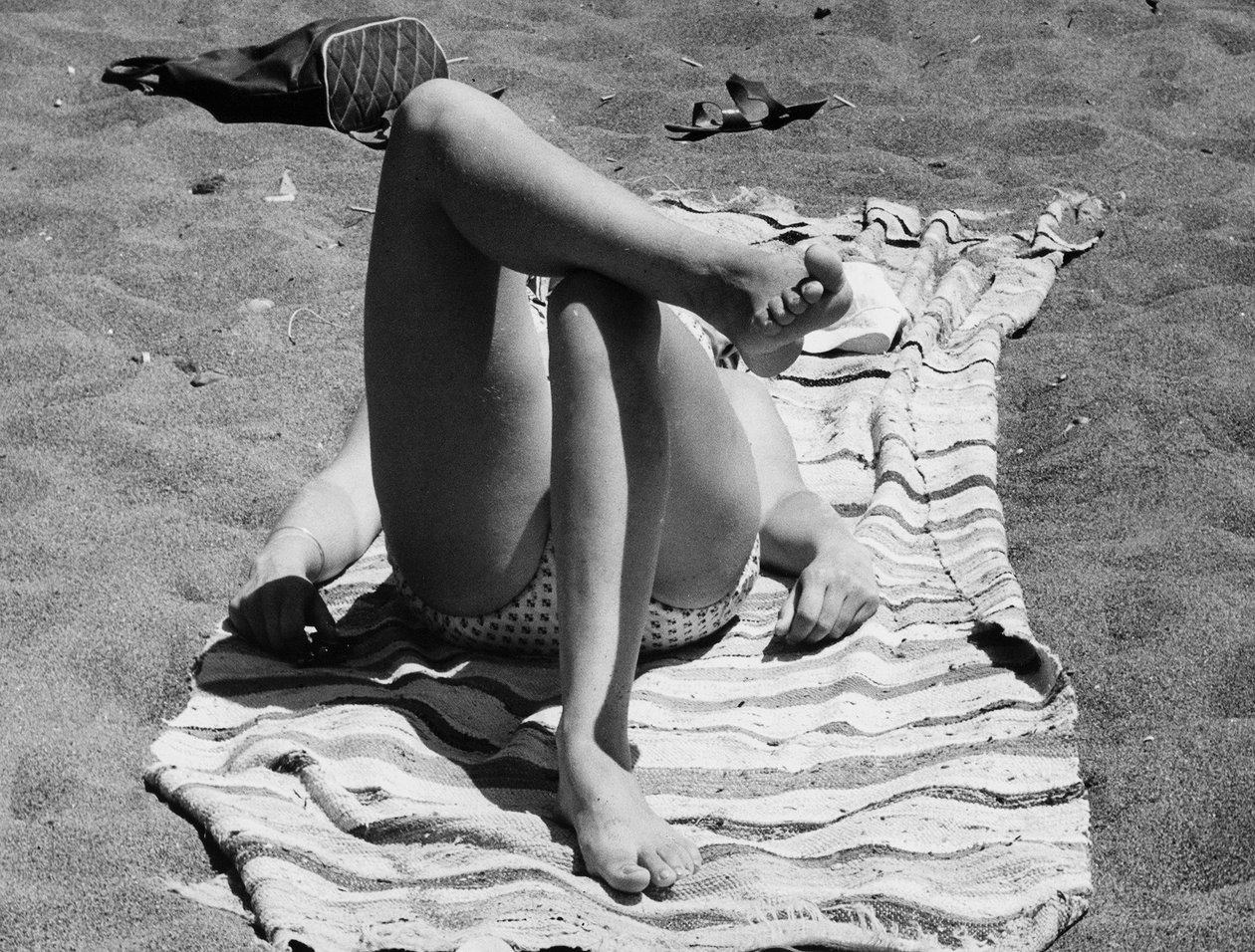 Ženské nohy na pláži, asi 1960 (čb fotografie) od Vincenzo Balocchi