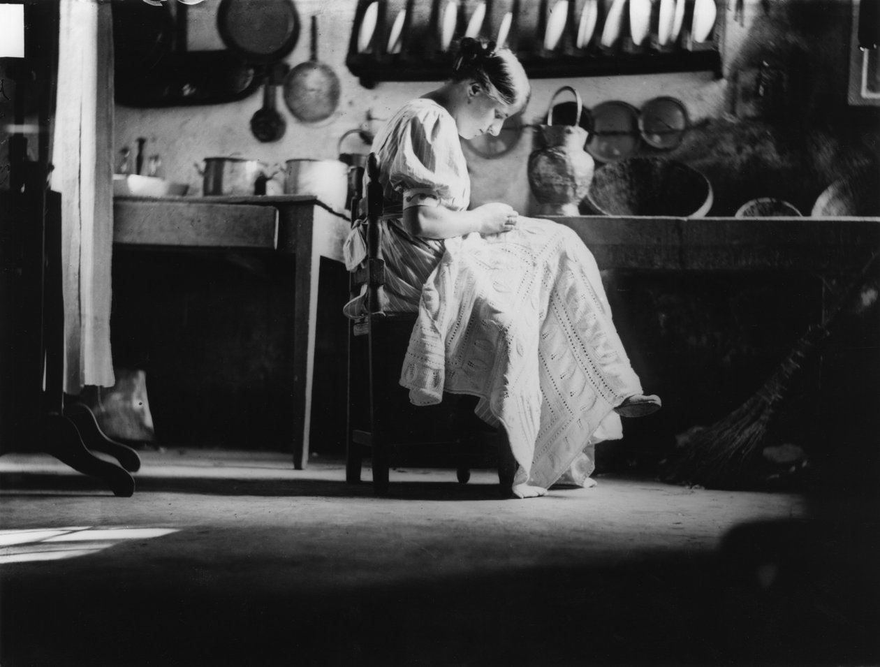 Dívka šije prádlo na věno, asi 1916 (čb fotografie) od Vincenzo Balocchi