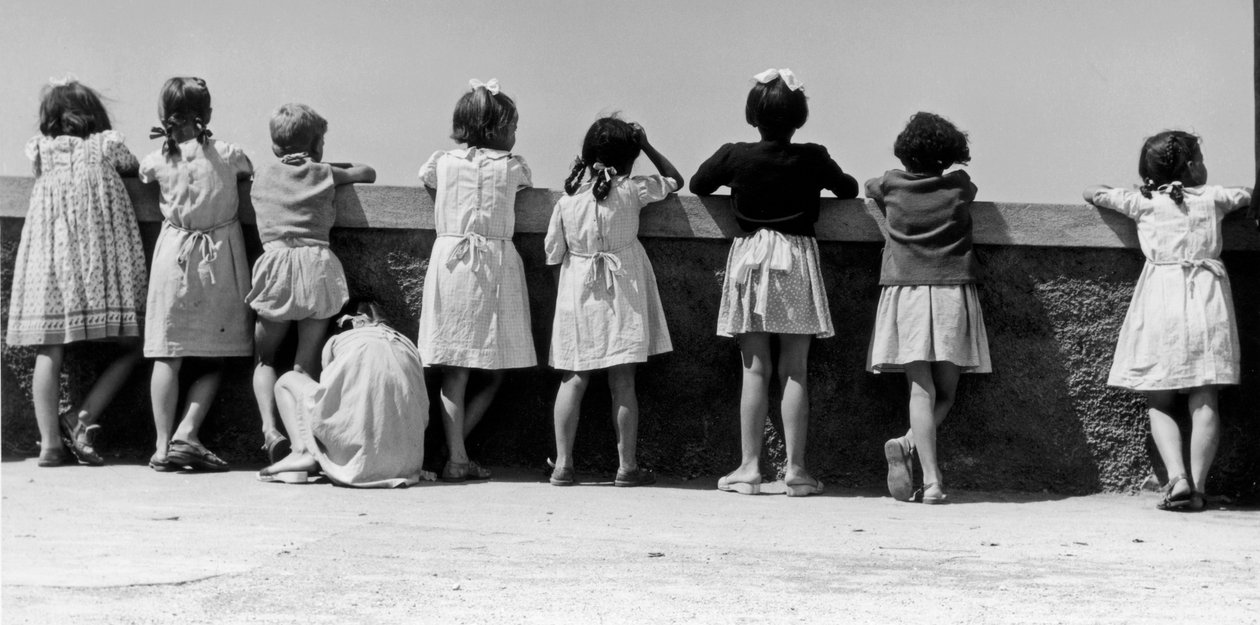 Skupina dětí opírajících se o parapet, Itálie, cca 1960 (želatinový stříbrný tisk) od Vincenzo Balocchi