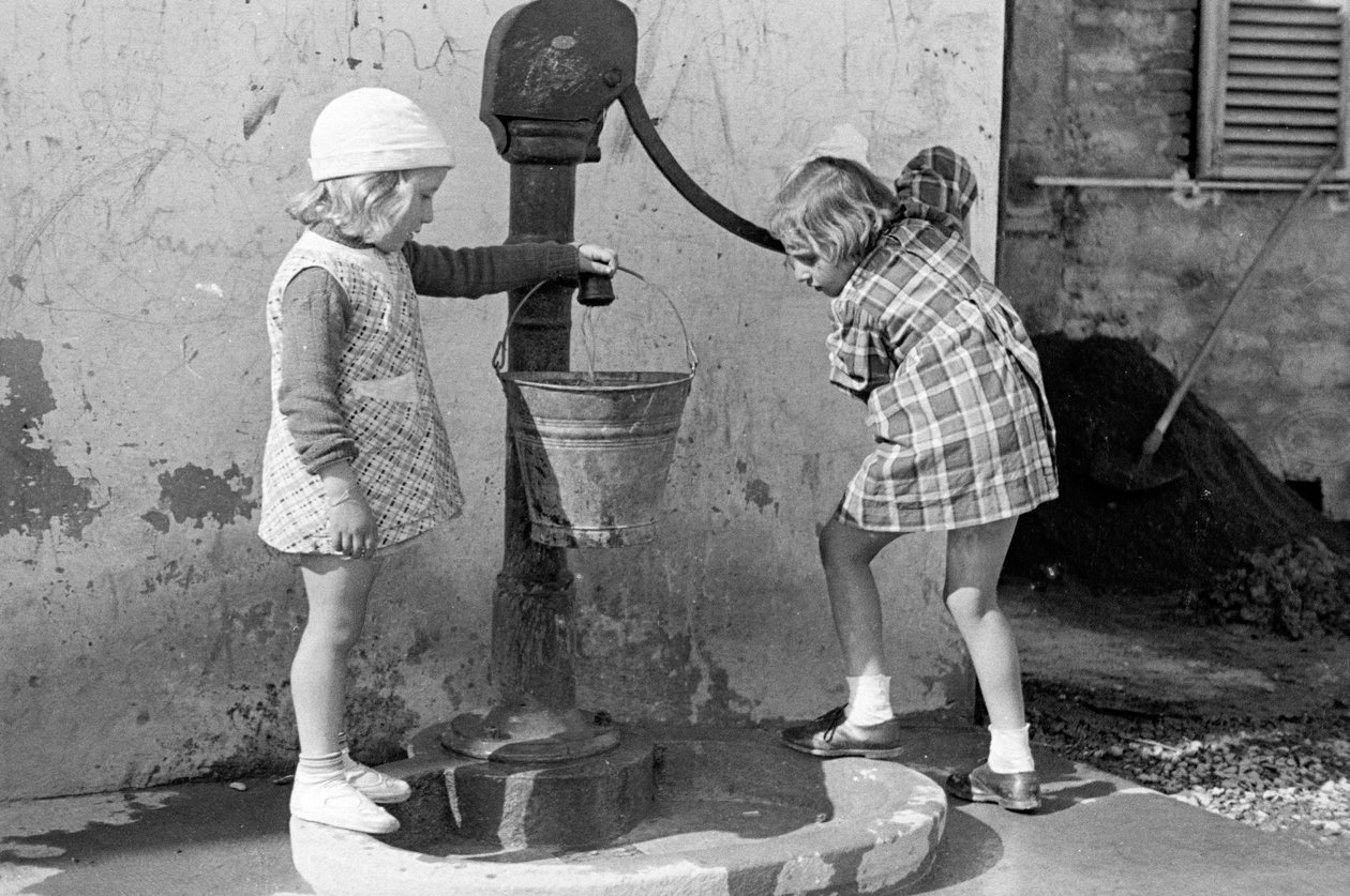 Děvčátka plní vědro vodou, 9. května 1939 (čb fotografie) od Vincenzo Balocchi