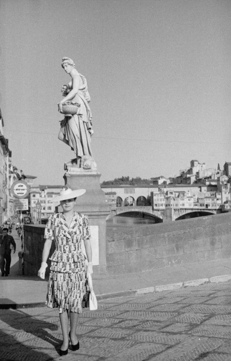 Modelka pózuje na mostě Santa Trinita ve Florencii během focení, 2.-3. června 1941 (čb fotografie) od Vincenzo Balocchi