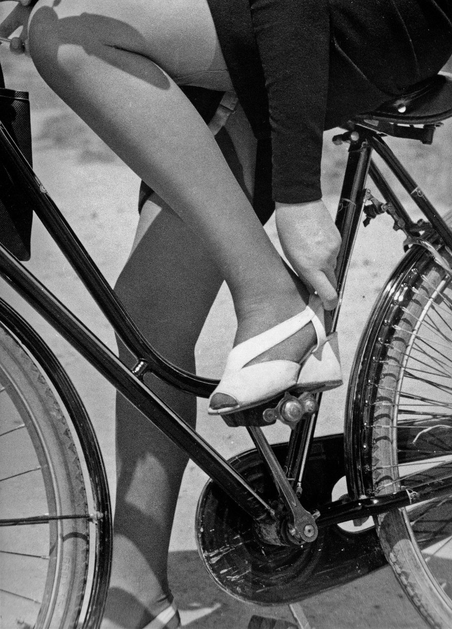 Na kole, asi 1941 (čb fotografie) od Vincenzo Balocchi