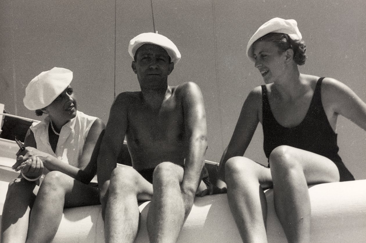 Cestující na palubě výletní lodi "Oceania", z alba "At the Edge of Oceania 28th July to 10th August 1935". od Vincenzo Balocchi