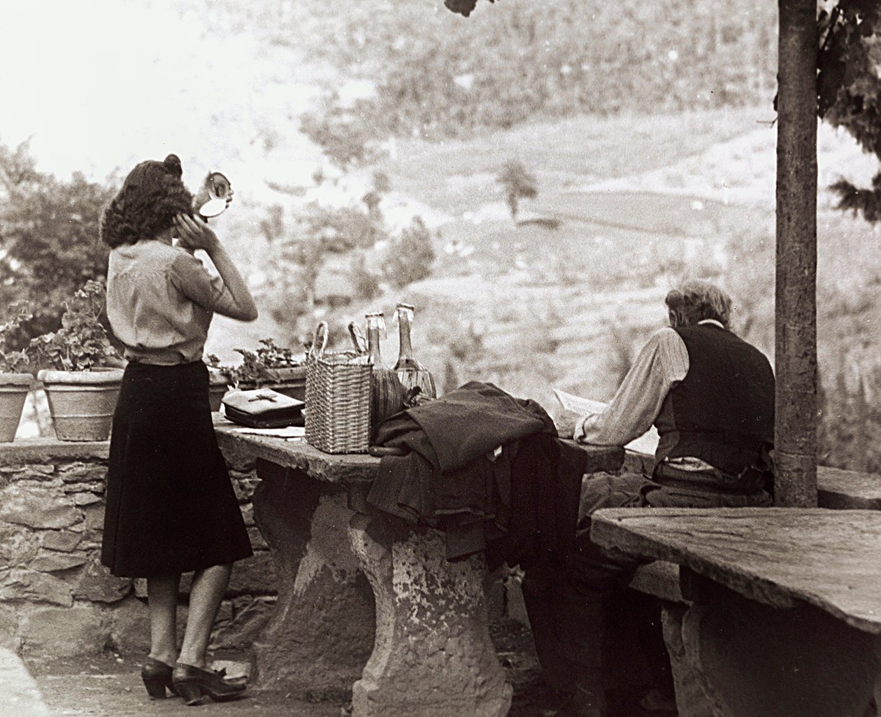 Lidé během pikniku, asi 1955-60 (čb fotografie) od Vincenzo Balocchi
