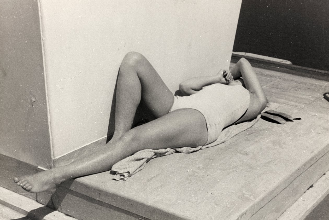 Opalování na palubě výletní lodi "Oceania", z alba "At the Edge of Oceania 28th July to 10th August 1935". od Vincenzo Balocchi