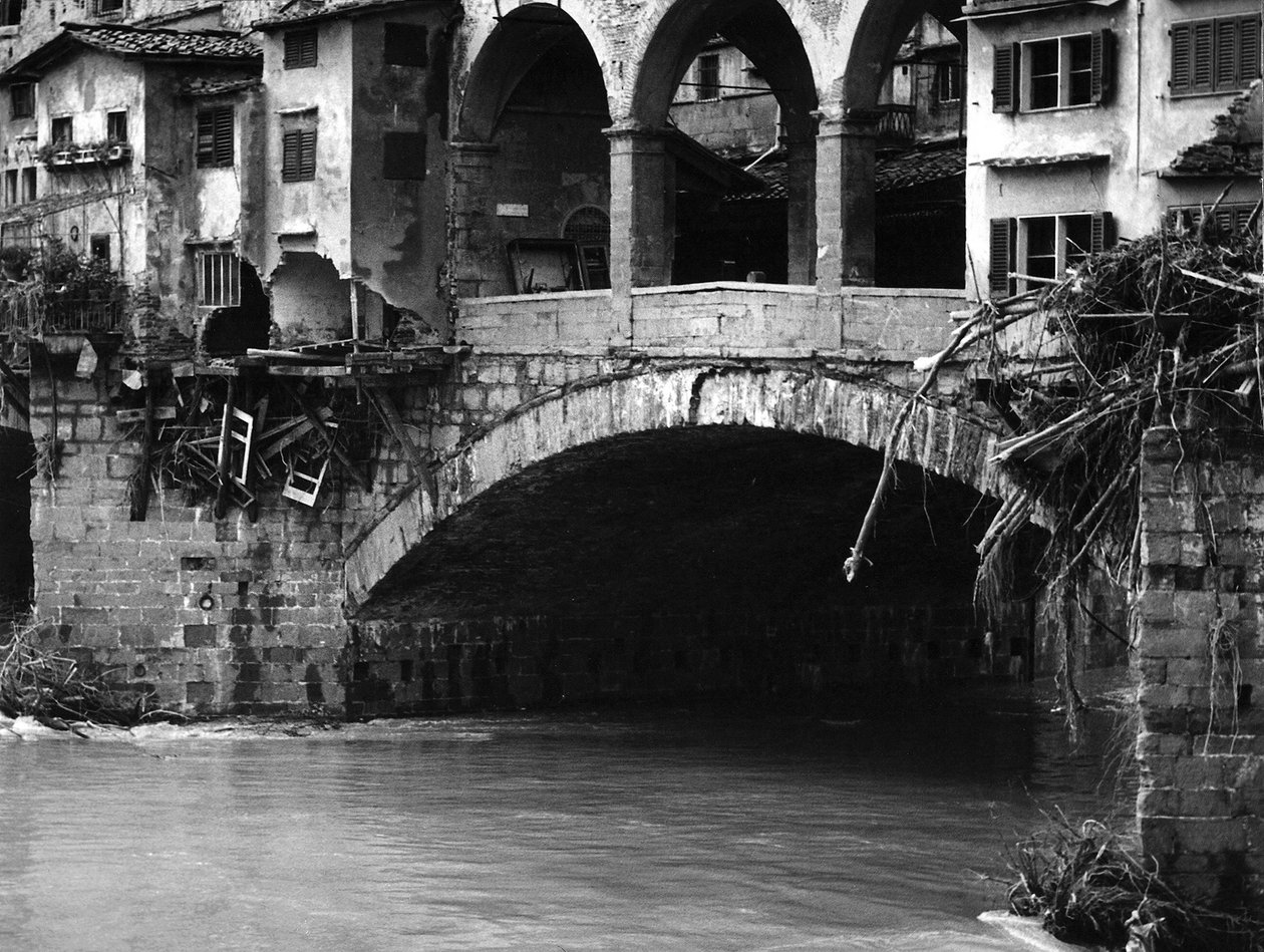 Ponte Vecchio napůl zničený po povodni ve Florencii od Vincenzo Balocchi