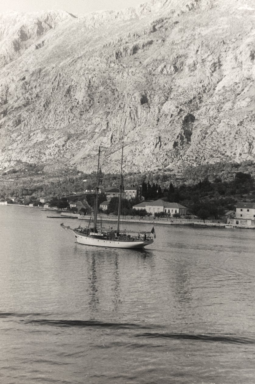Plachetnice vévody z Aosty u pobřeží Kotoru, Chorvatsko, z alba "Korfu, Atény a Kotorský záliv od Vincenzo Balocchi