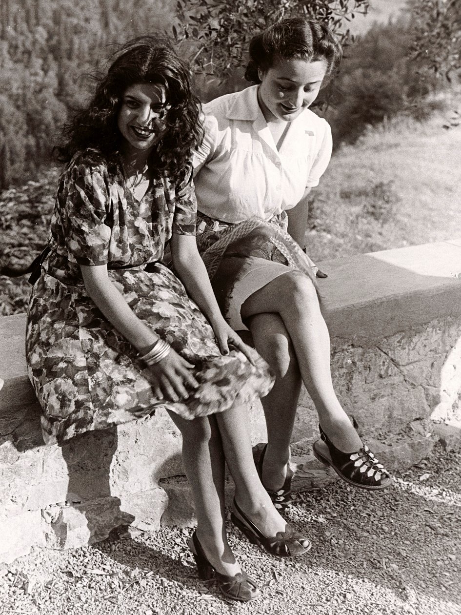 Dvě dívky sedící na zdi, Itálie, asi 1940 (čb fotografie) od Vincenzo Balocchi