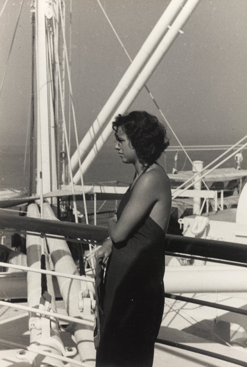 Žena na palubě výletní lodi "Oceania", z alba "At the Edge of Oceania 28th July to 10th August 1935". od Vincenzo Balocchi