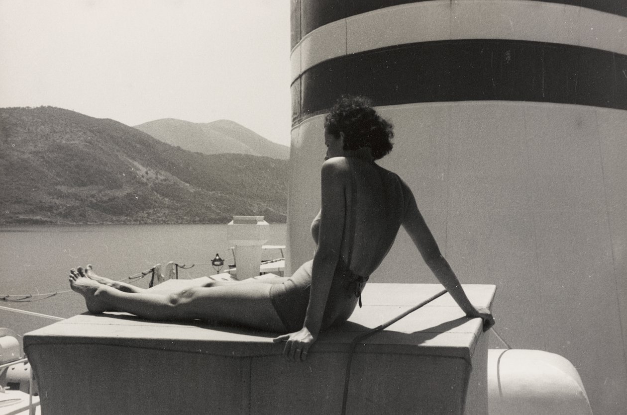 Žena na palubě výletní lodi "Oceania", z alba "At the Edge of Oceania 28th July to 10th August 1935". od Vincenzo Balocchi