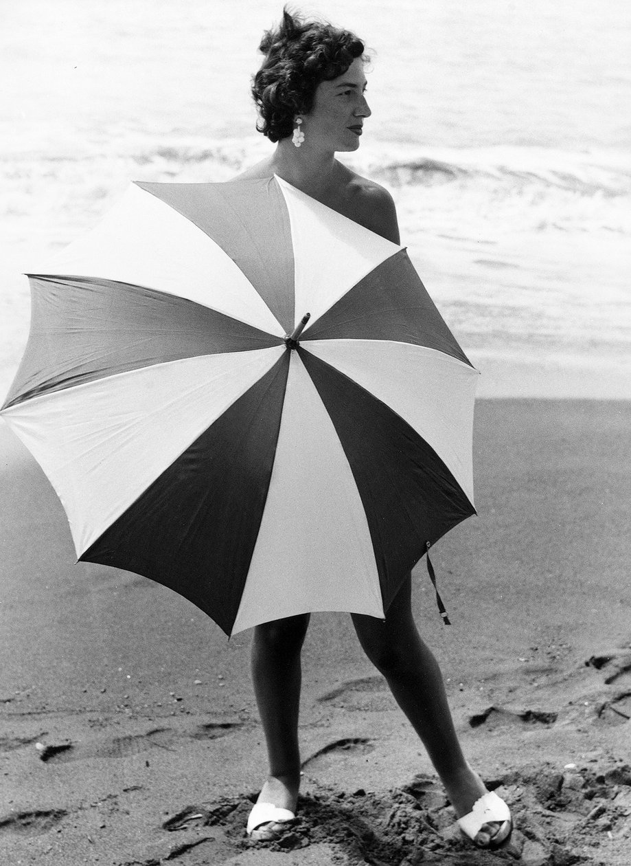 Žena se slunečníkem na pláži, asi 1960 (čb fotografie) od Vincenzo Balocchi