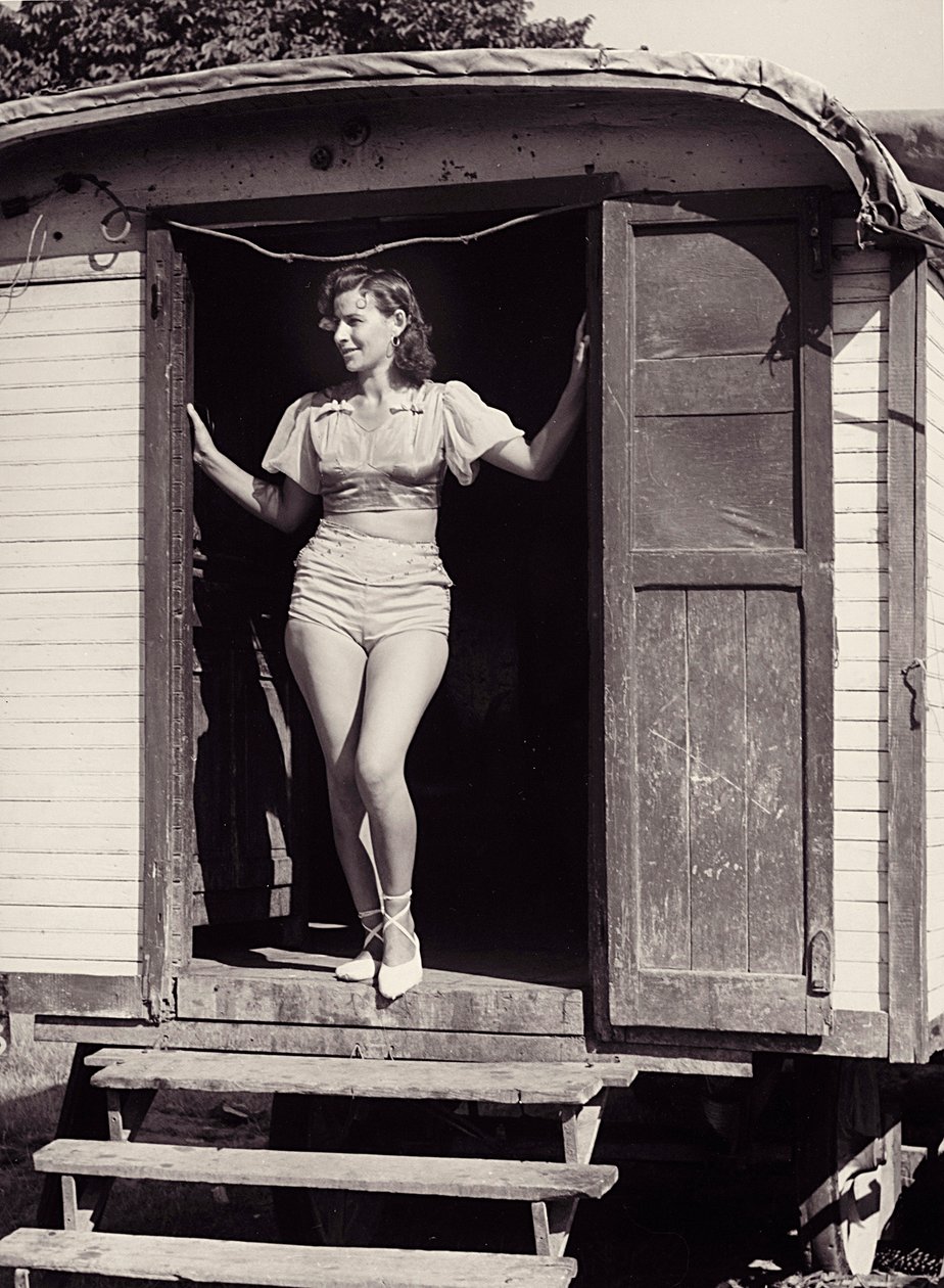 Mladá žena na cirkusovém voze, asi 1960 (čb fotografie) od Vincenzo Balocchi