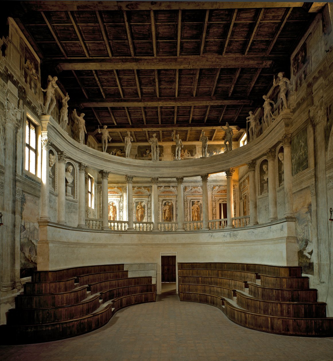 Renesanční architektura: pohled na olympijské divadlo (teatro olimpico) navržený architektem Vincenzem Scamozzim (1552-1616) 1588-1590 Sabbioneta, Itálie od Vincenzo Scamozzi