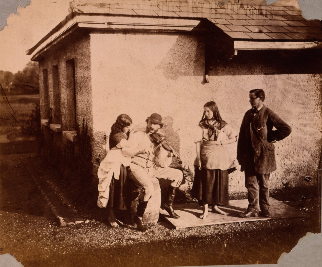 Děti poslouchají muže hrajícího na housle, kolem 1859-61 od Viscountess Hawarden