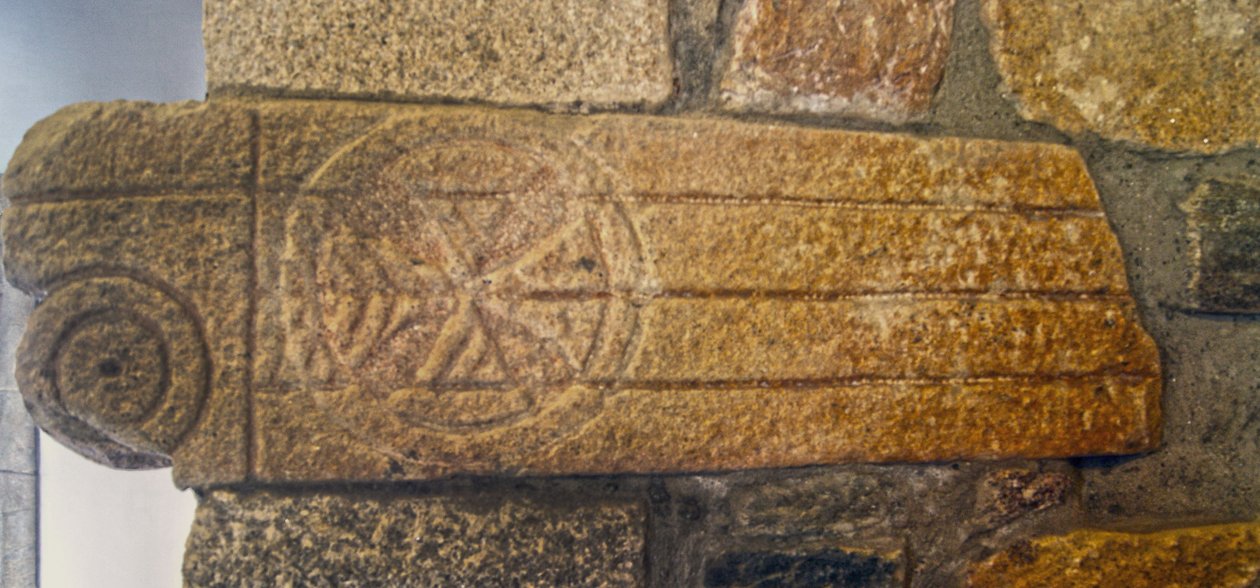 Vizigótské řezby v kapli São Pedro de Balsemão, Sé, Lamego, Portugalsko kolem roku 599 (žula) od Visigothic