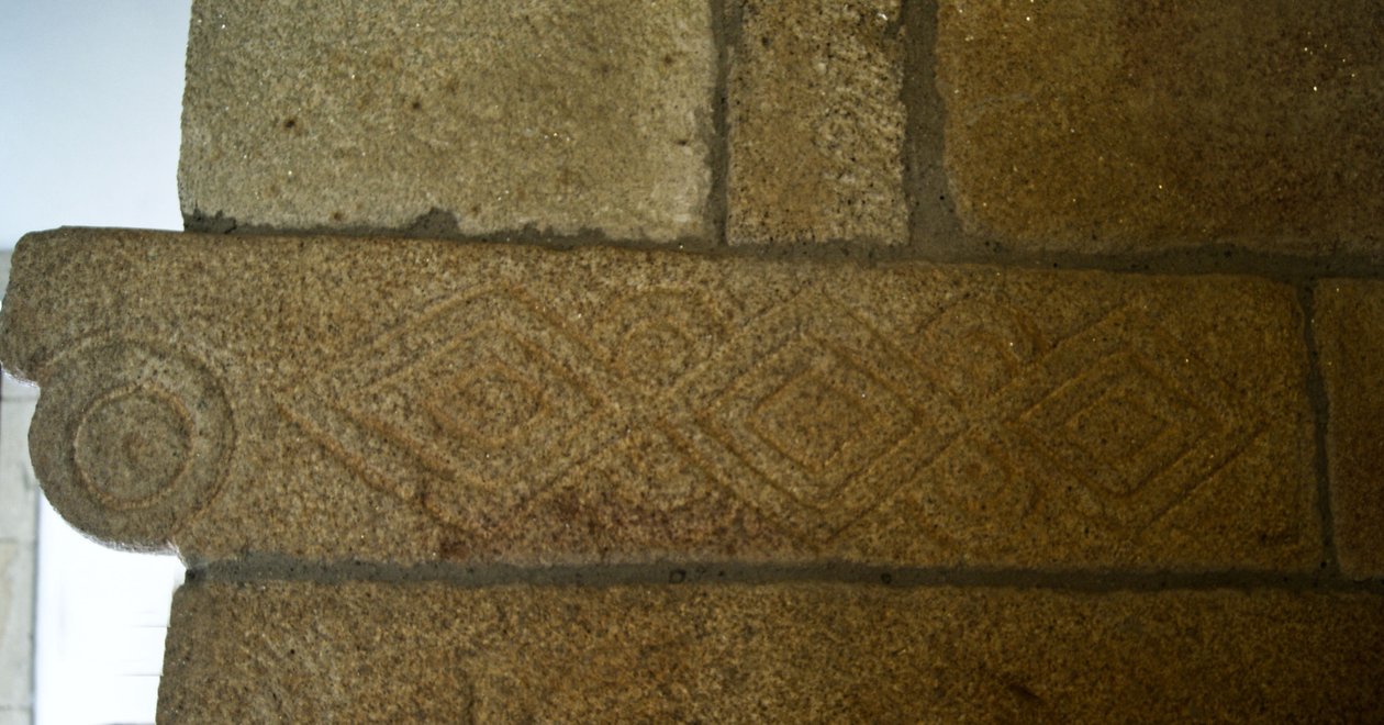 Vizigótské řezby v kapli São Pedro de Balsemão, Sé, Lamego, Portugalsko c.599 (žula) od Visigothic