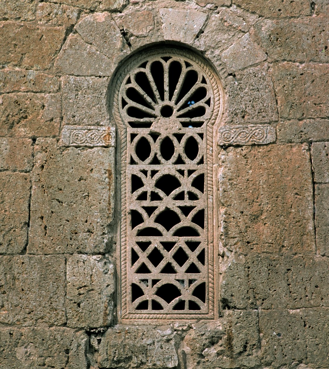 Okno s kružbami, z baziliky de San Juan Bautista, postavené v roce 661 od Visigothic