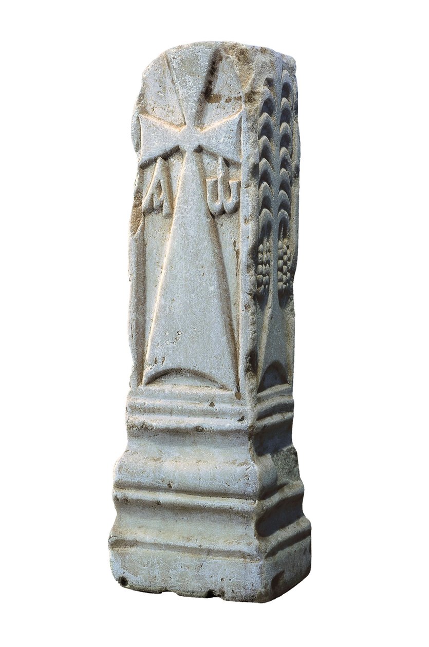 Oltářní kámen zobrazující křesťanské symboly krismatu, alfa a omega, 7. století (kámen) od Visigothic