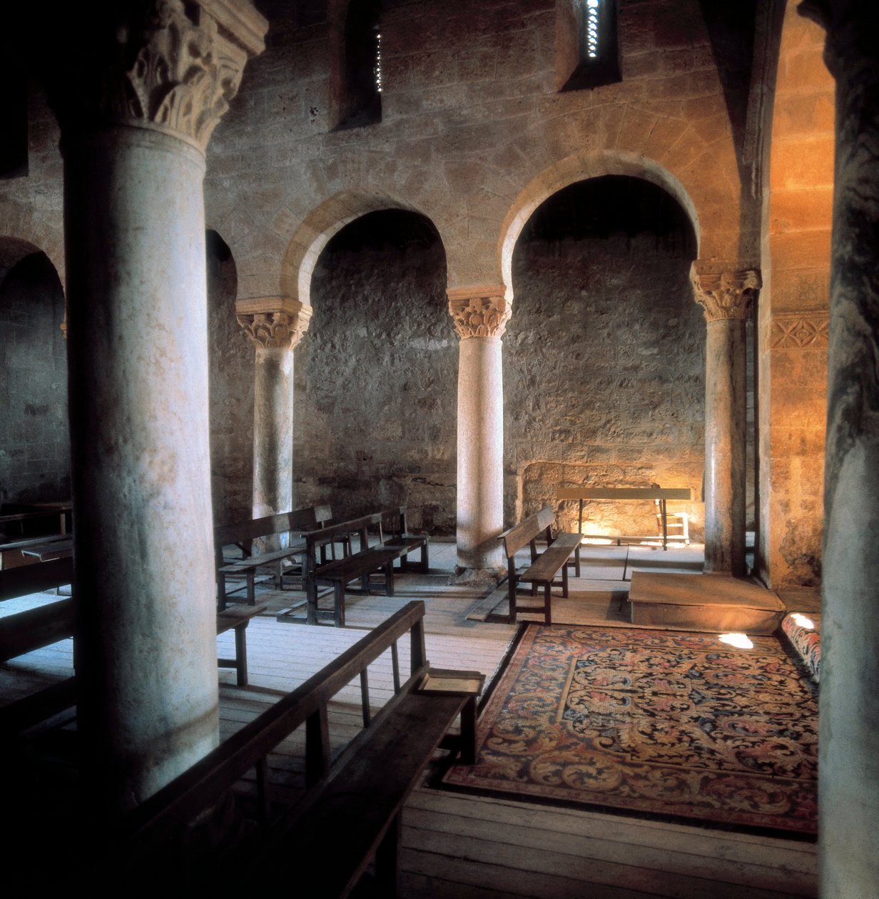 Interiér baziliky svatého Jana z Banos, Banos de Cerrato, Španělsko, 7. století (foto) od Visigothic