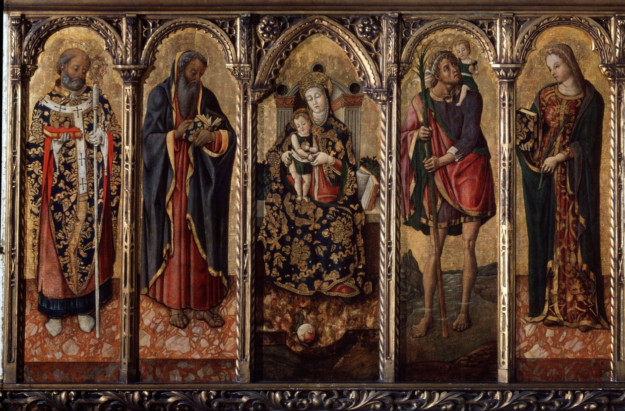 ""Madona a dítě se svatými"" Jsou zastoupeni: svatý Mikuláš z Myre nebo Bari (270-345), svatý Antonín opat (svatý Antonín Veliký (250/251-356) (nebo svatý Antonín poustevník), svatý Kryštof a Svatá Kateřina (Alexandrijská?). od Vittorio Crivelli