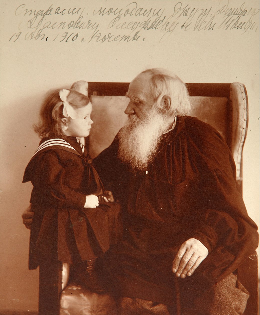 Spisovatel Leon Tolstoj s vnučkou Taťánou v Jasné Poljaně, 1910 (čb foto) od Vladimir Grigorievich Chertkov