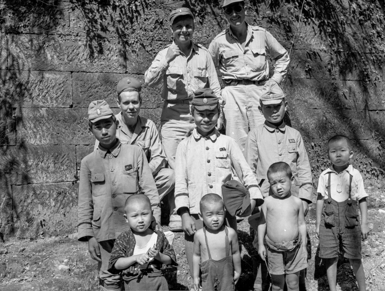 Američtí vojáci s japonskou rodinou pózují společně po japonské kapitulaci a... od Volkmar Wentzel