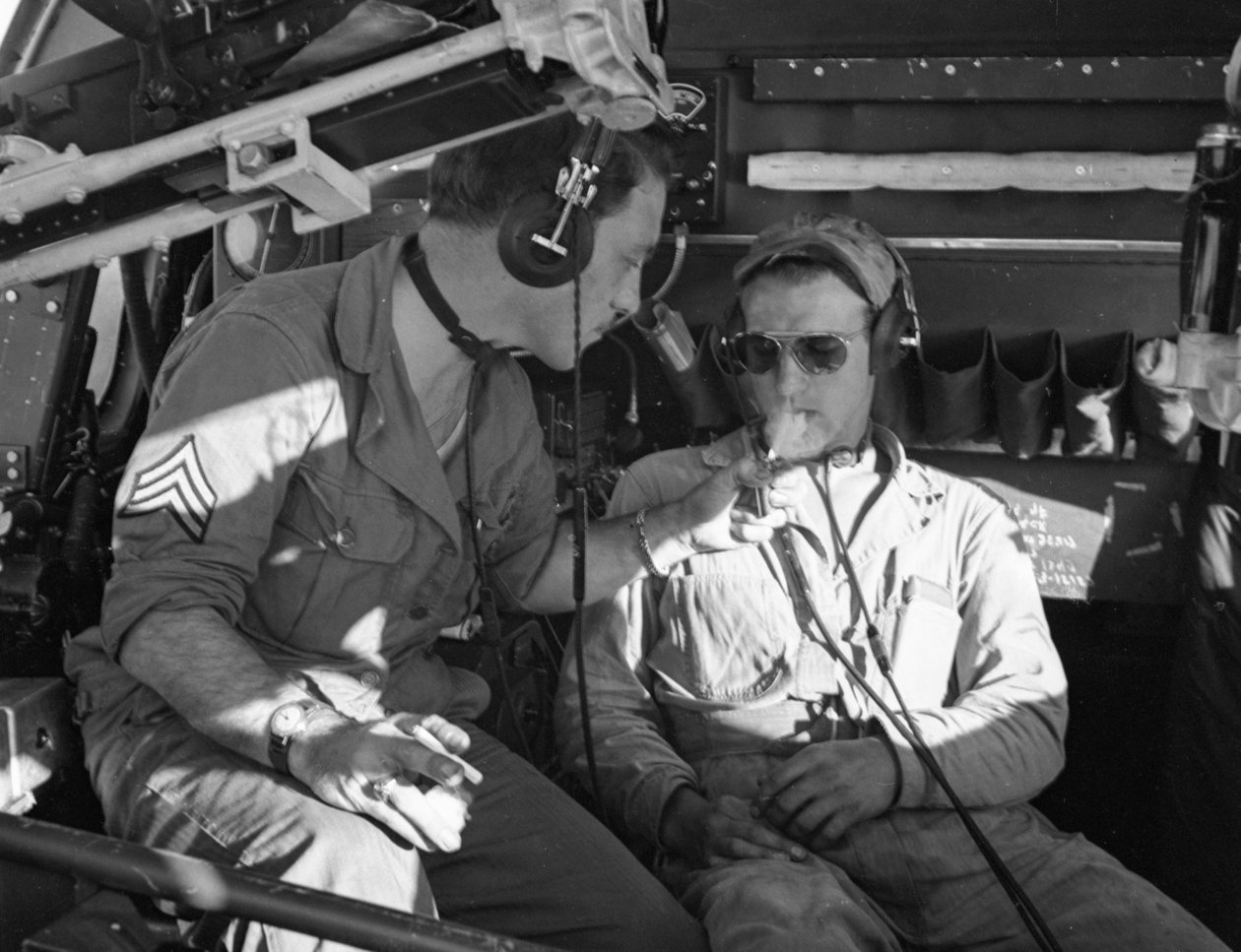 Posádka armádního letectva v letounu B-17 si během výcviku na MacDill Field za druhé světové války rozděluje cigarety. od Volkmar Wentzel