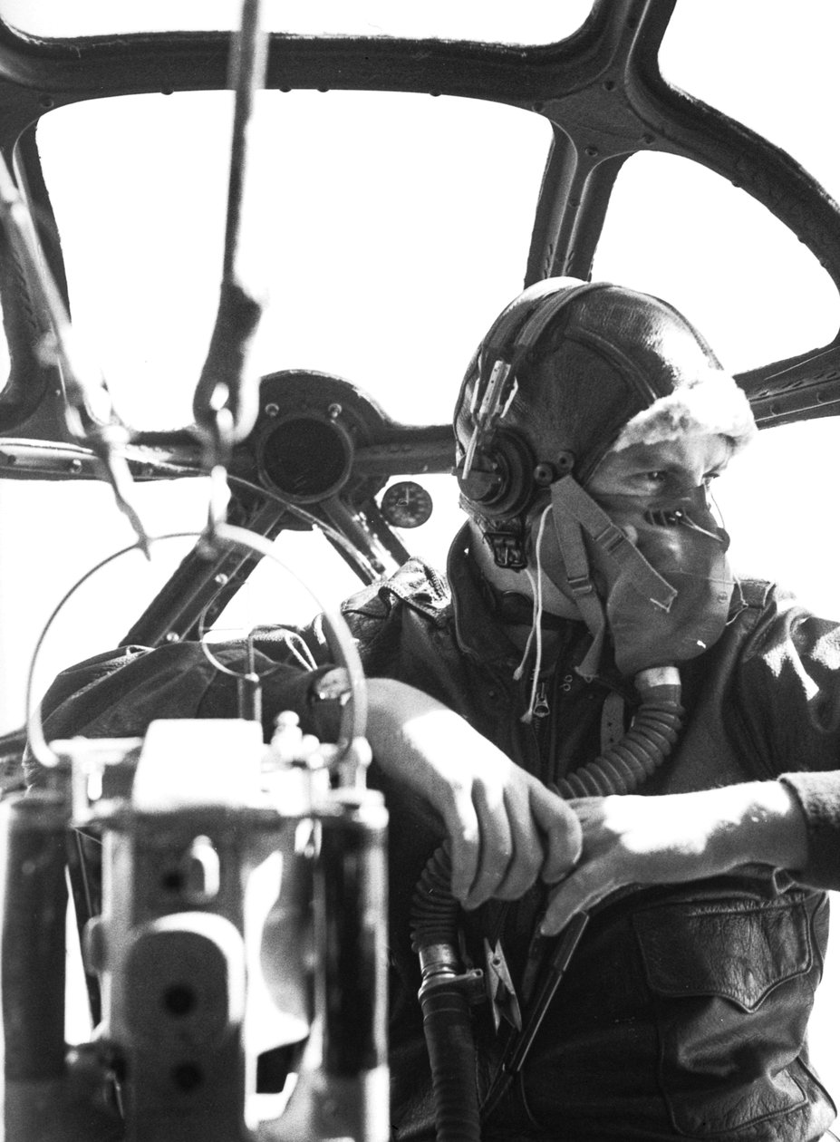 Střelec v přídi letounu B-17 během výcviku na MacDill Field za druhé světové války od Volkmar Wentzel