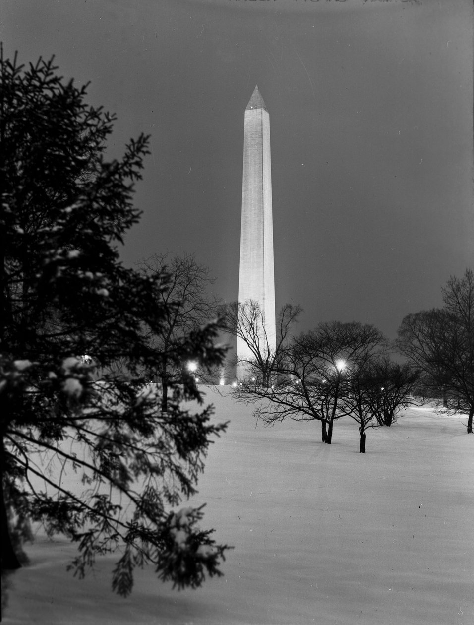 Washingtonův památník po sněžení, Washington By Night od Volkmar Wentzel