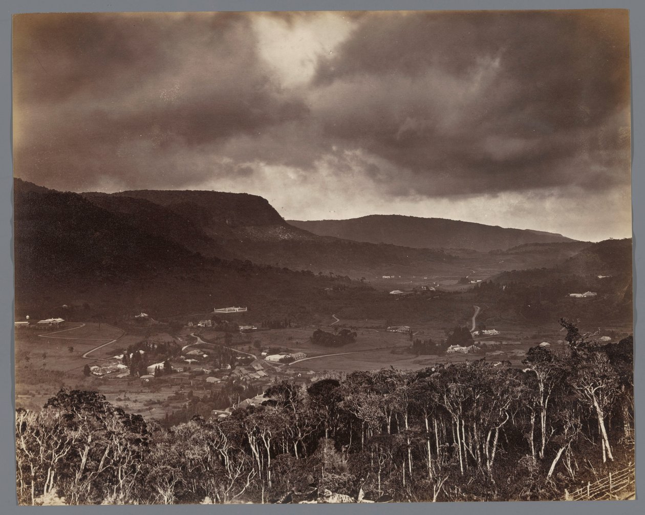 Pohled na Nuwara Eliya, jak je vidět z Oliphant Estate, Ceylon od W.L.H. Skeen and Co.