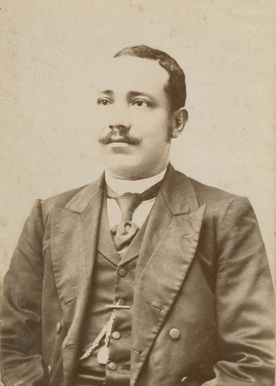 Fotografie muže v tmavém obleku s kapesními hodinkami ve vestě, 1886-1900. od W. M. Hubbard