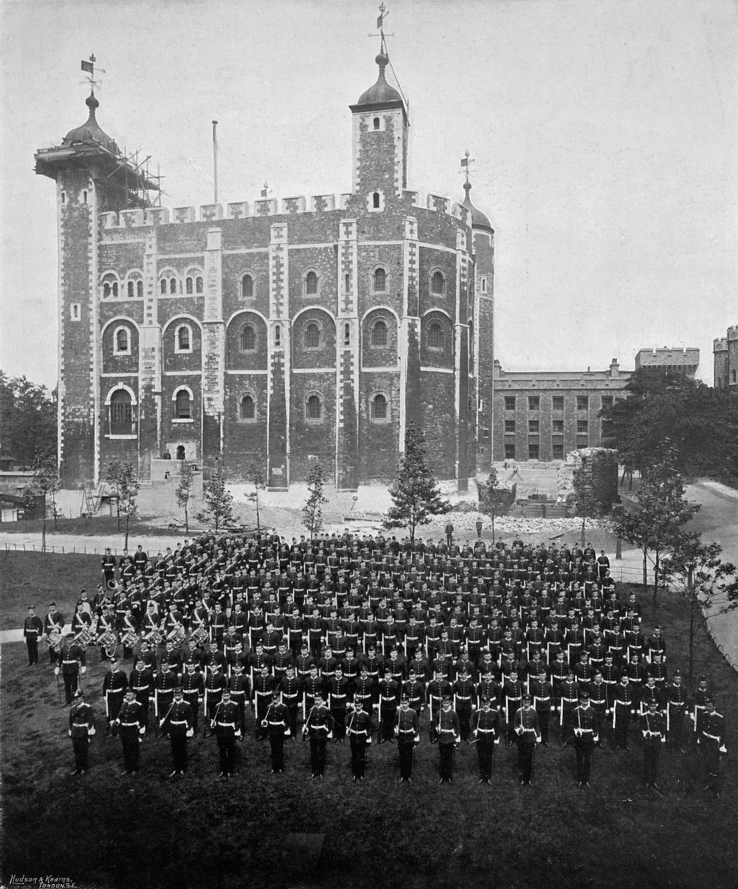 1. Suffolk Regiment v Tower of London, 1895-1896. od W. W. Rouch