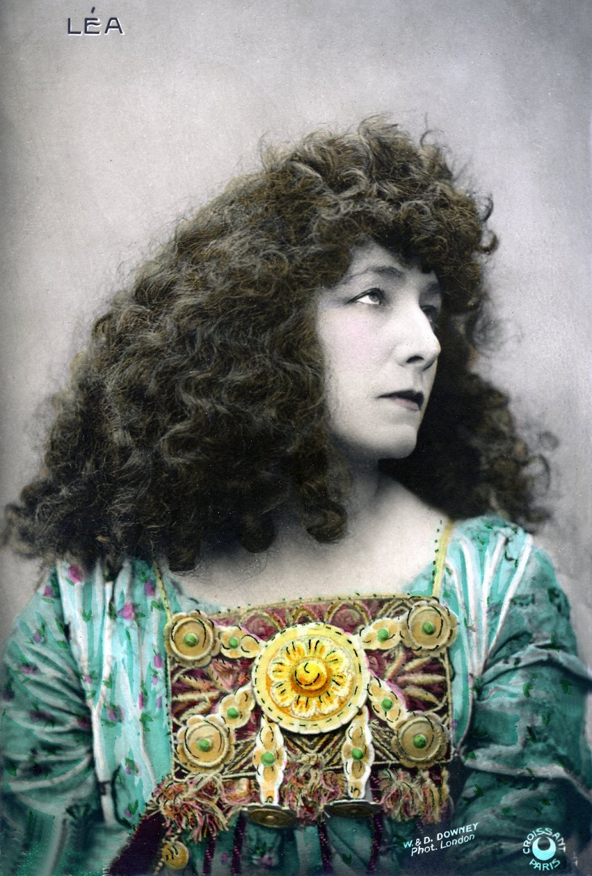 Henriette Rosine Bernard aka Sarah Bernhardt (1844-1923) v roli Léy (foto) od W. and D. Downey