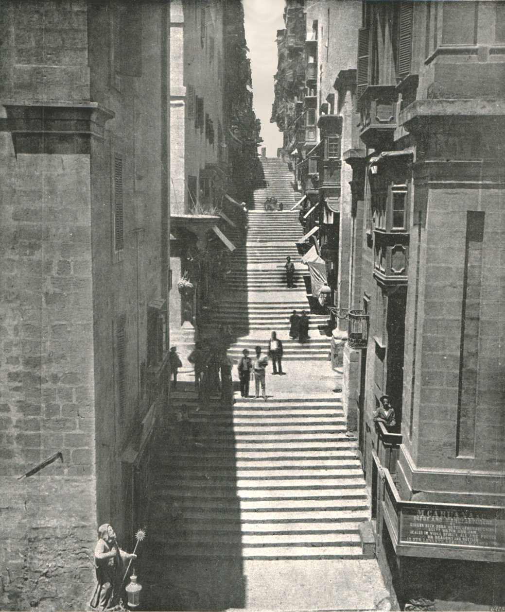 Strmá ulice ve Vallettě, Malta, 1895. od W and S Ltd