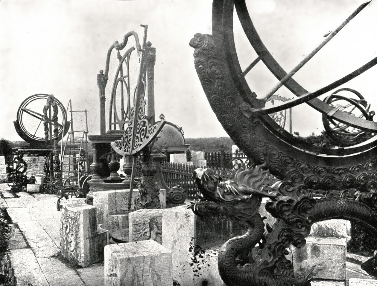 Některé nástroje na vrcholu observatoře, Pekin, Čína, 1895. od W and S Ltd