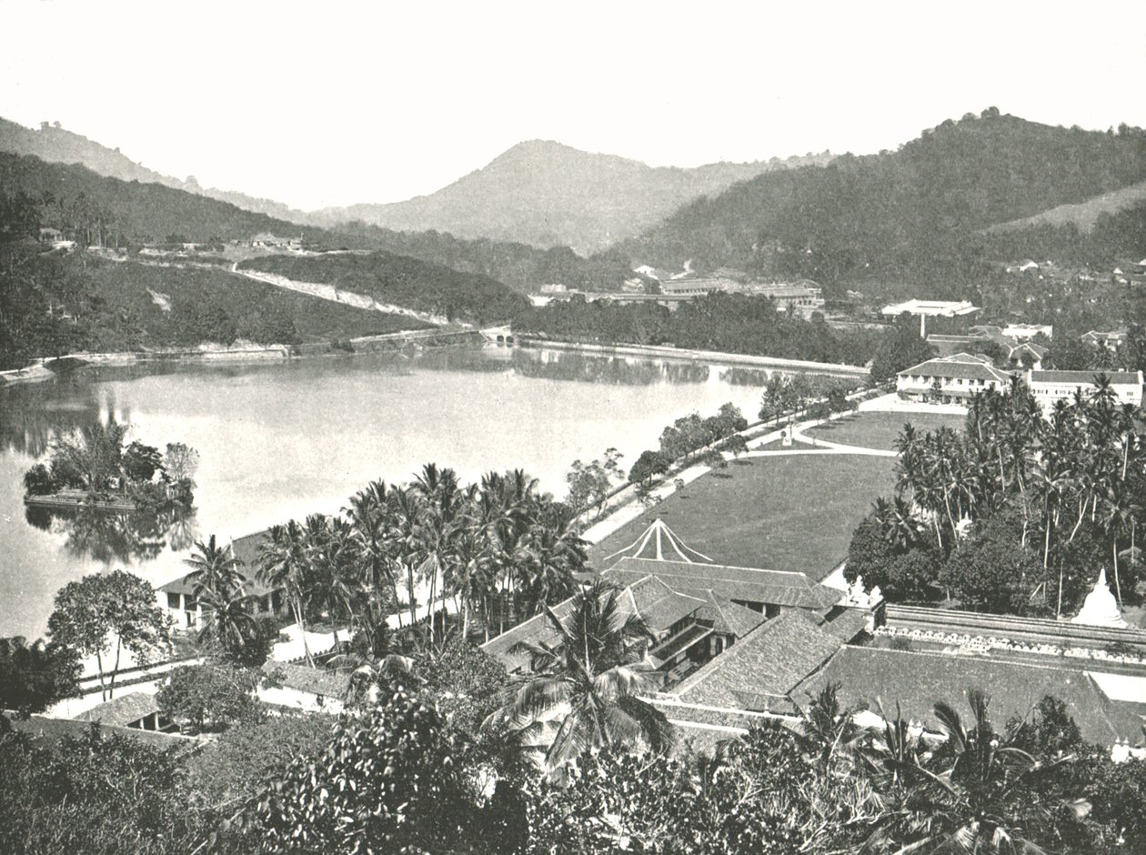Pohled z Lady Hortons Walk, Kandy, Ceylon, 1895. od W and S Ltd