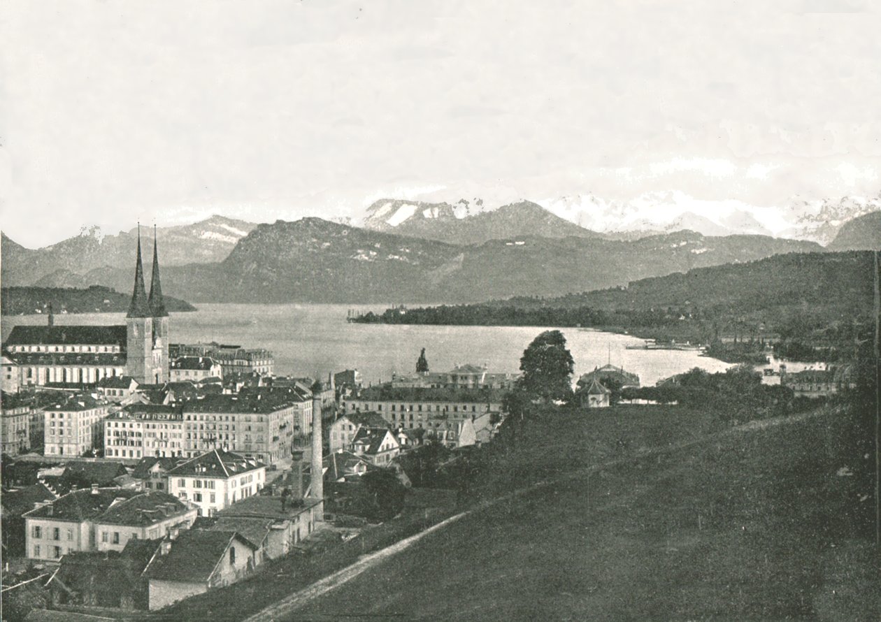 Pohled na Lucern a jeho hory, Švýcarsko, 1895. od W and S Ltd