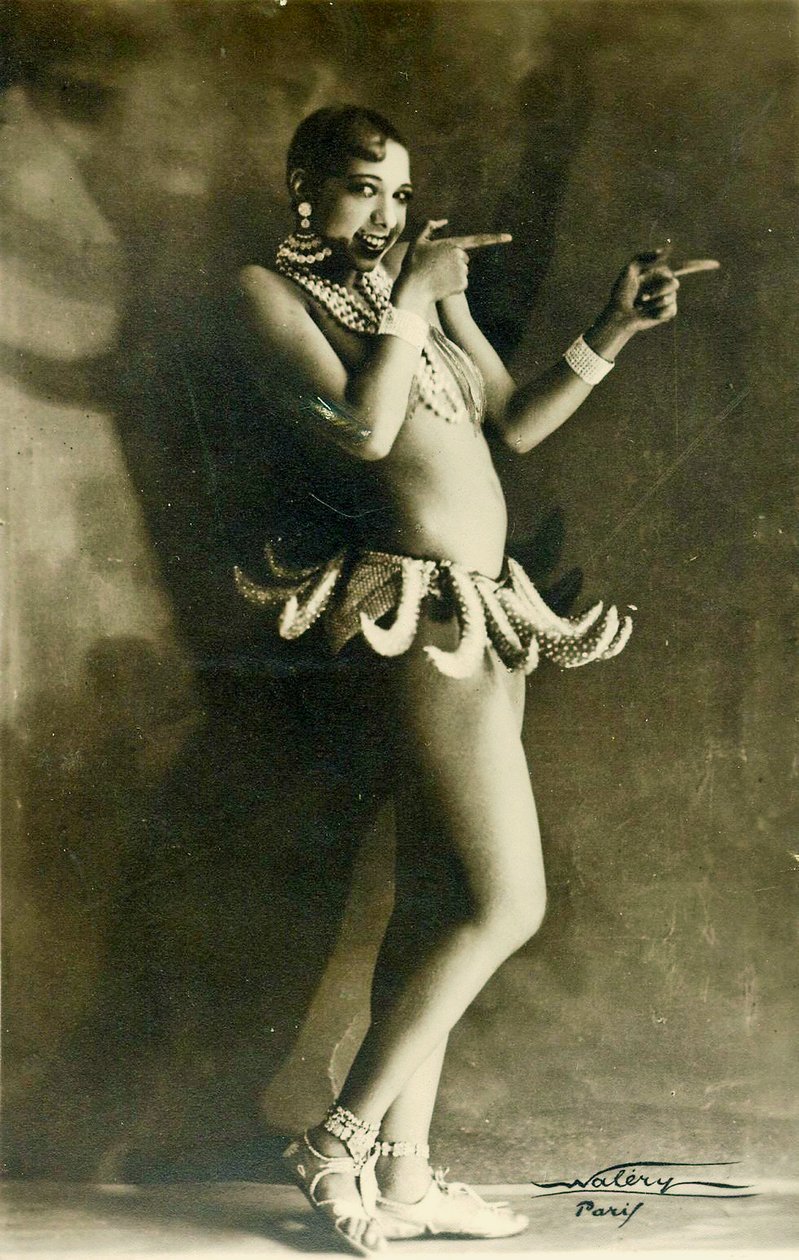 Josephine Baker ve svém slavném banánovém kostýmu kolem roku 1927 (černobílá fotografie) od Walery