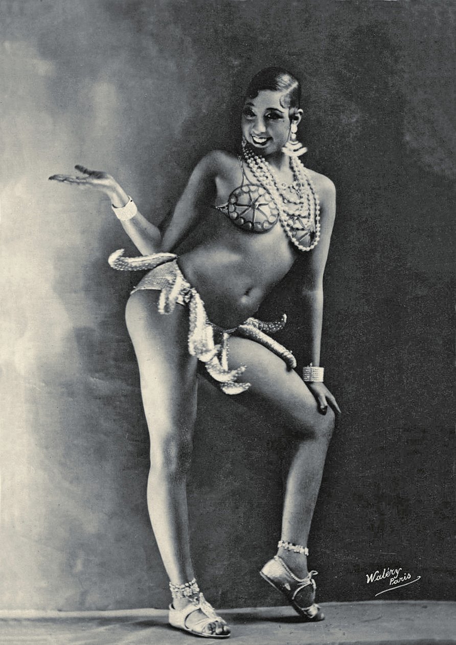 Josephine Baker ve svém slavném banánovém kostýmu kolem roku 1927 (černobílá fotografie) od Walery