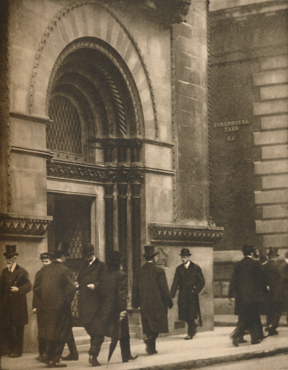 Letmý pohled na Lothbury v poledne obchodního dne, c1935. od Walter Benington