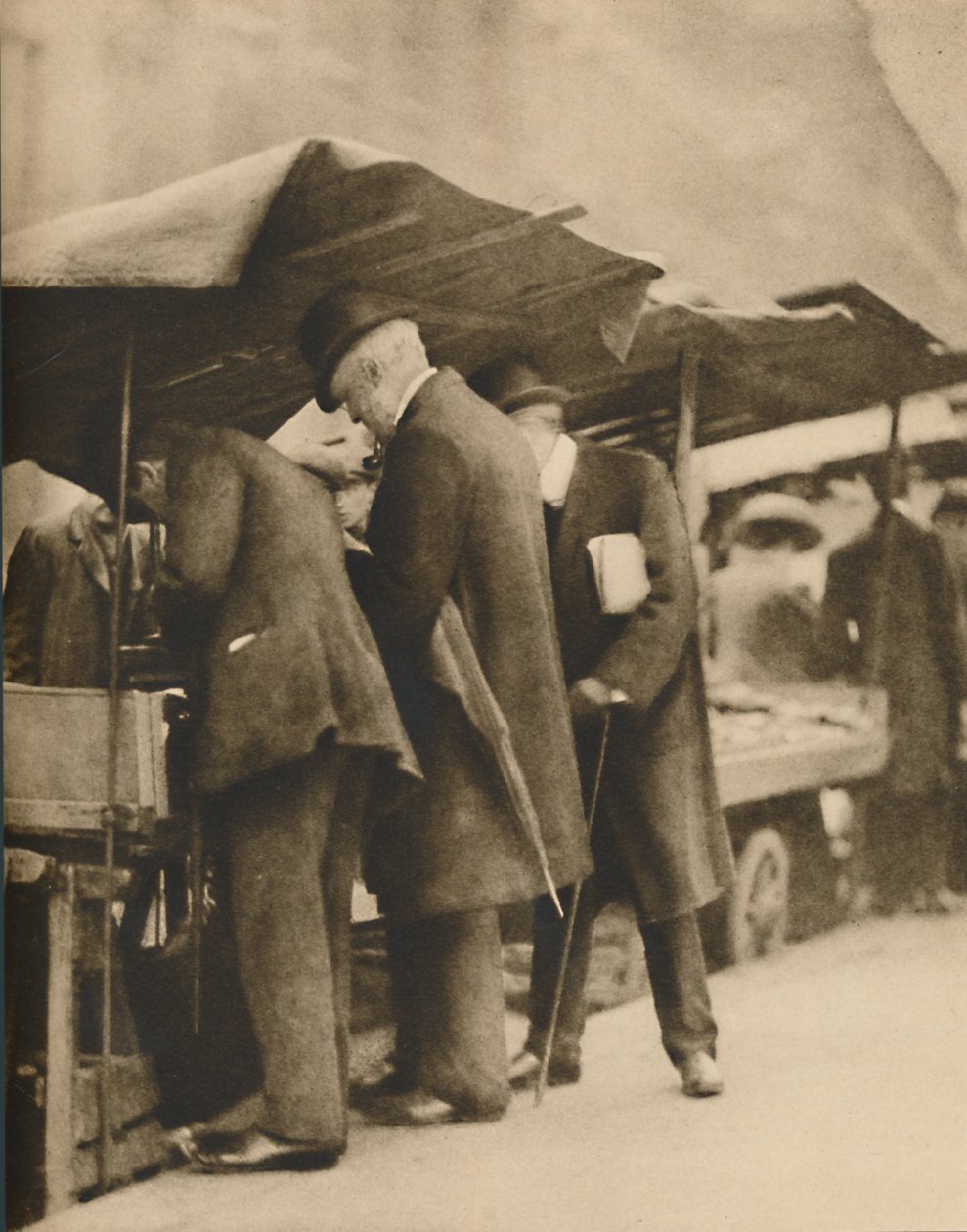 V jedné z knihkupectví na Farringdon Road Market, c1935. od Walter Benington